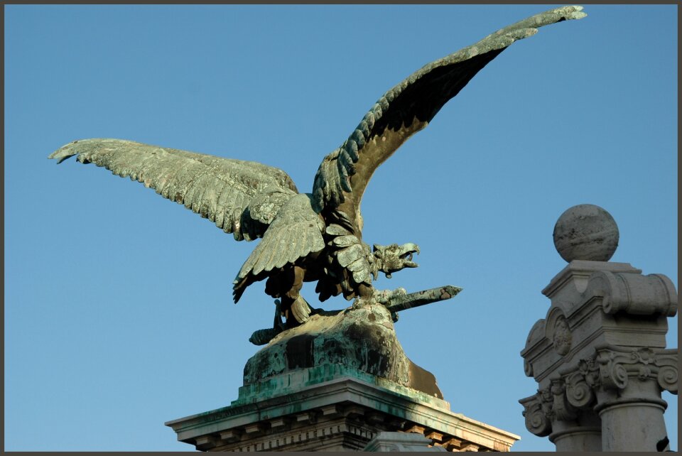 Turul statue buda castle