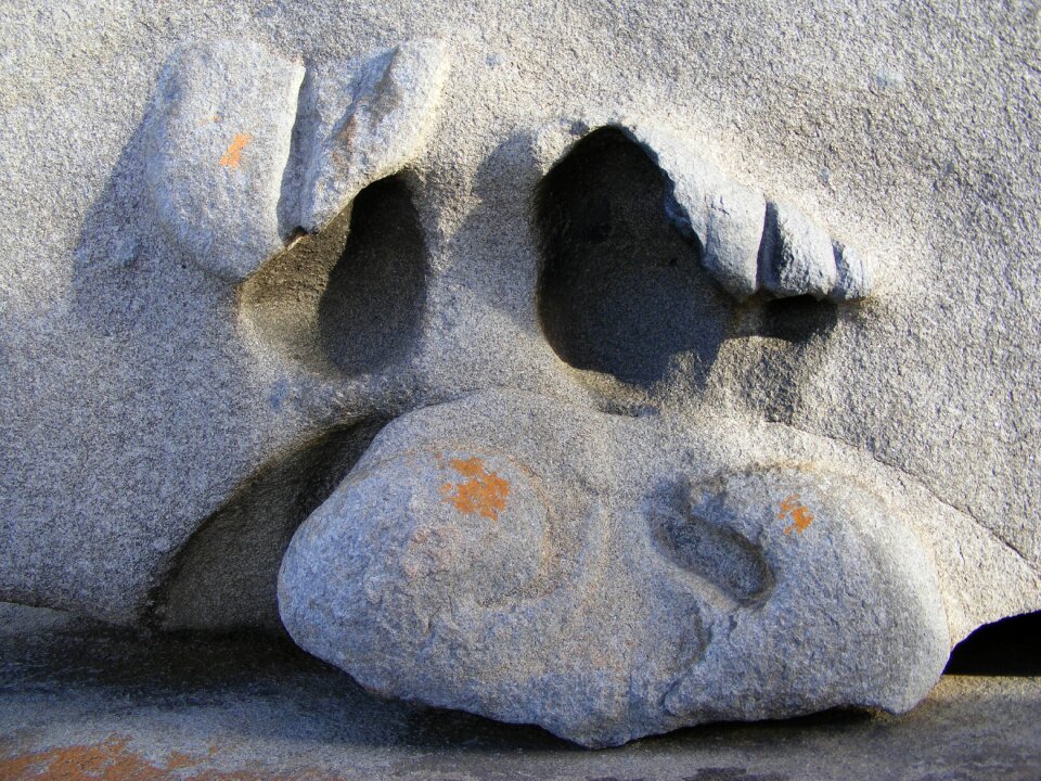 Monument statue faces