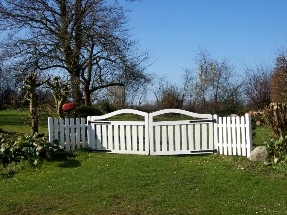 Land on the land white