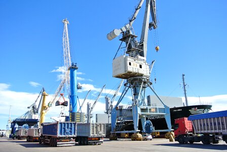 Port of sagunto crane truck photo