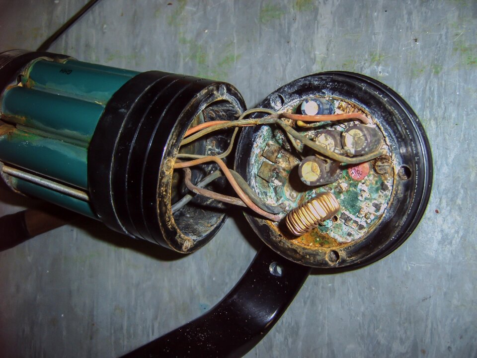 Dive light battery electronics