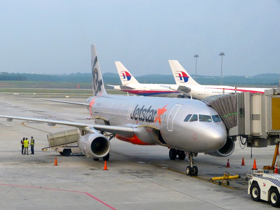 Airport fly commercial