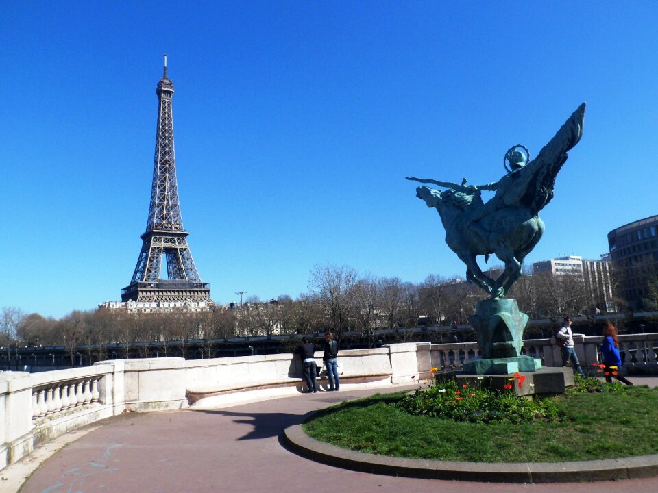 Status architecture monument