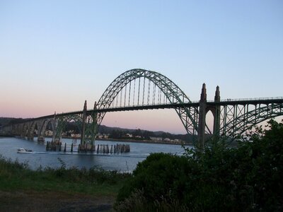 Oregon steel-arch bridge harbor