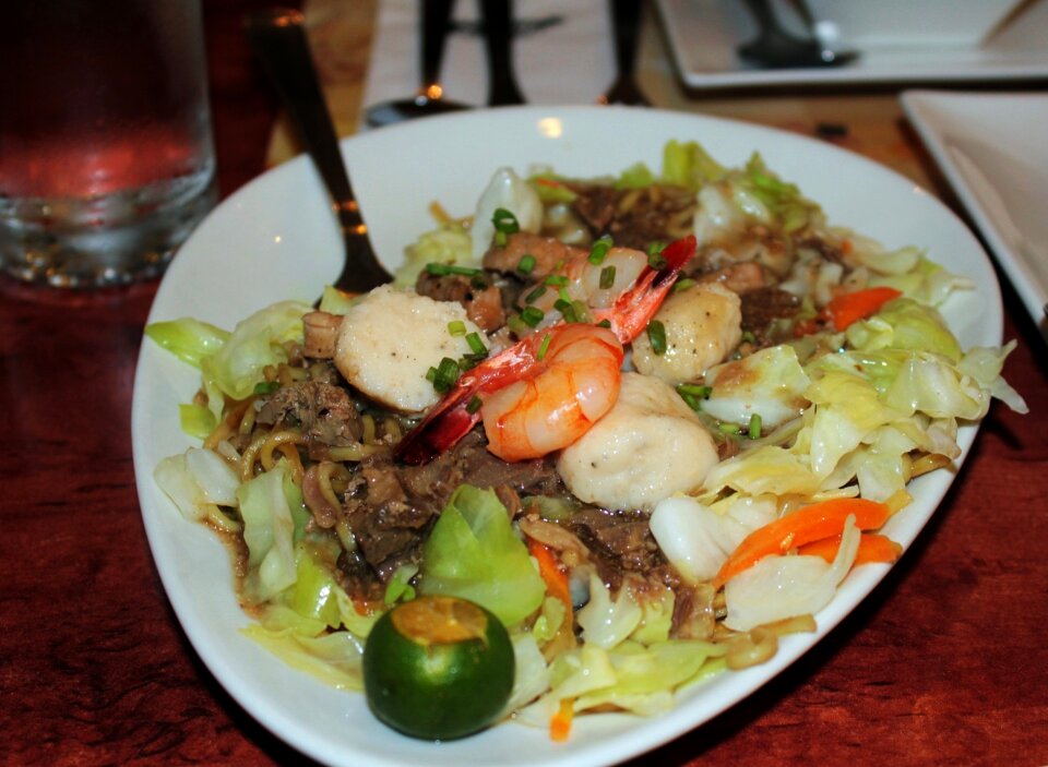 Noodles shrimp guisado photo