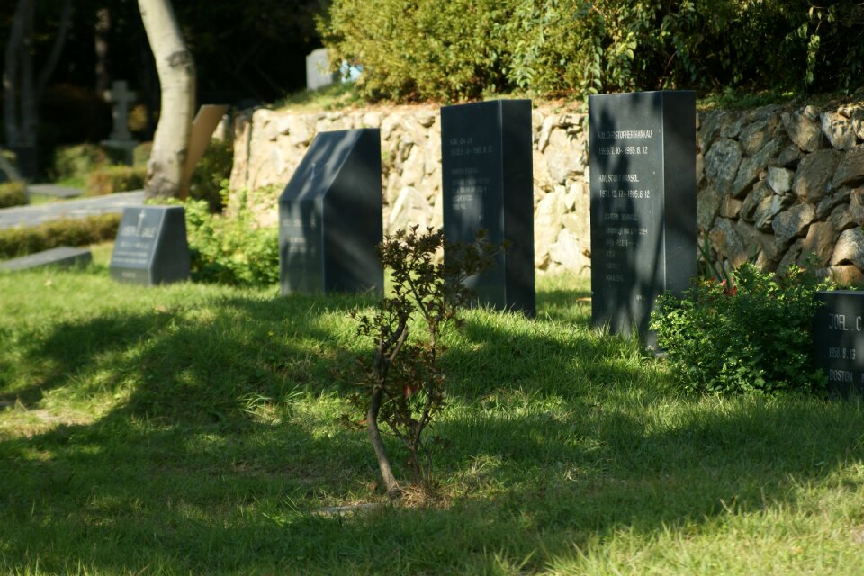 Tombs cemetery graveyard