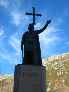 Statue covadonga pelayo photo
