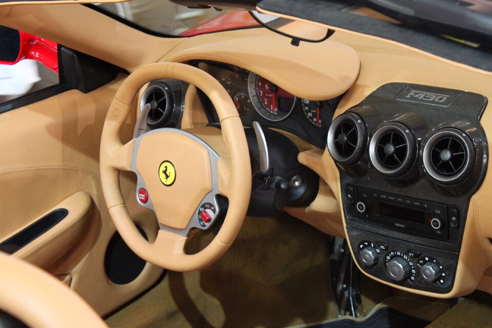 Ferrari cockpit auto