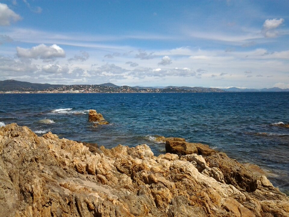 Bay rocks waves