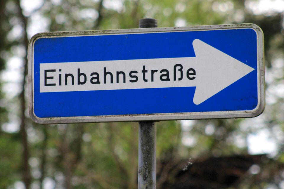 One way note street sign