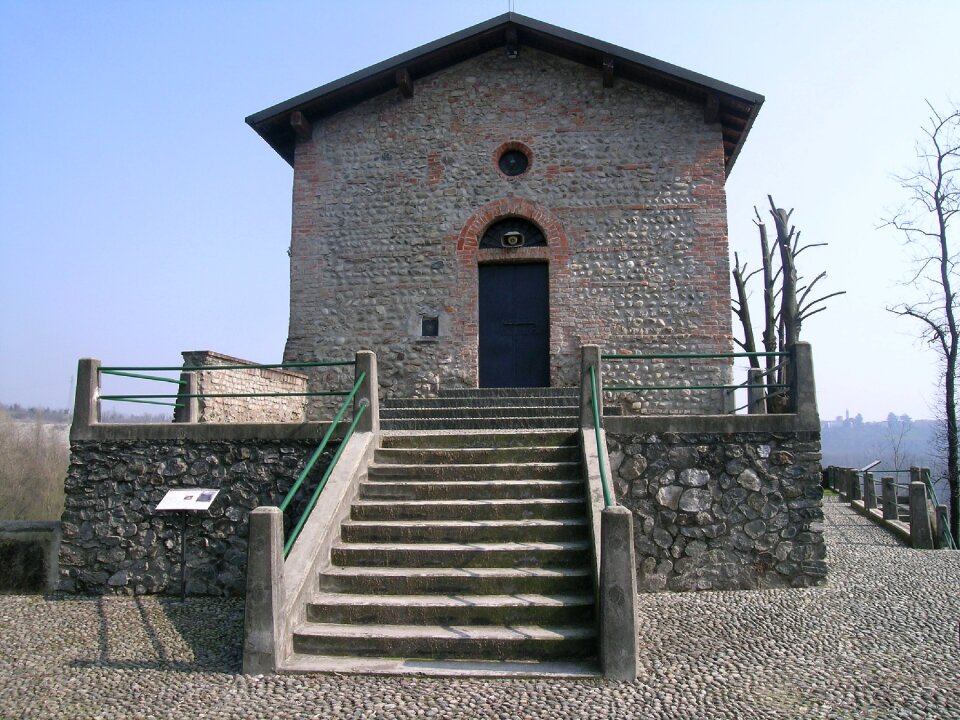 Church sanctuary cornate d'adda