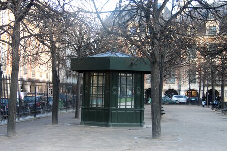 Paris kiosk park