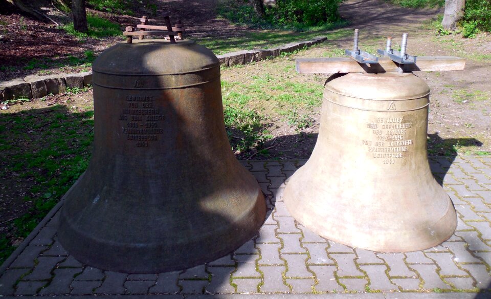 Ring commemorate monument