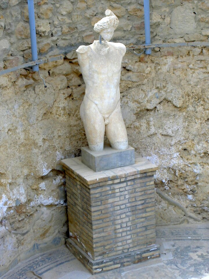 Sculpture figure piazza armerina