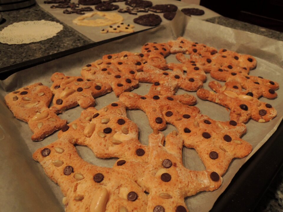 Gingerbread man cookies happy