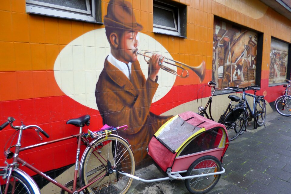 Street art art trumpeter