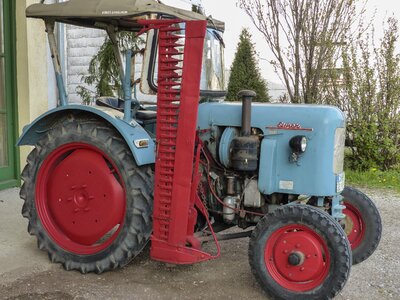 Equipment transport working machine