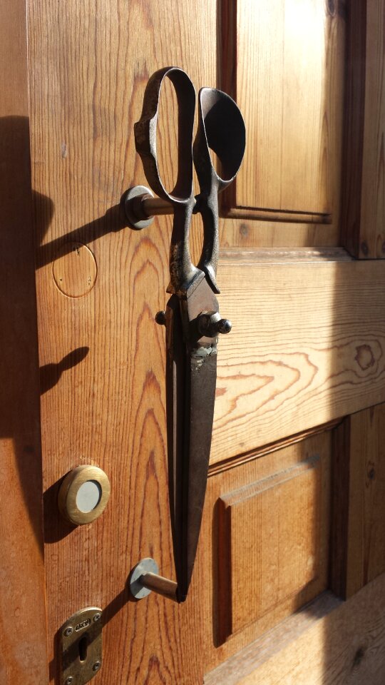 Scissors door shadow