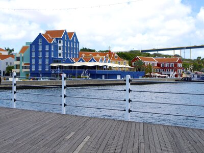 Island houses promenade