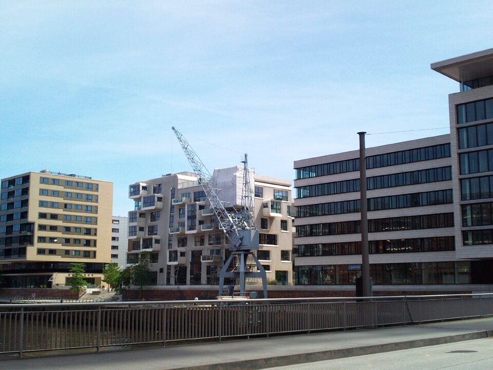 Channel crane bridge