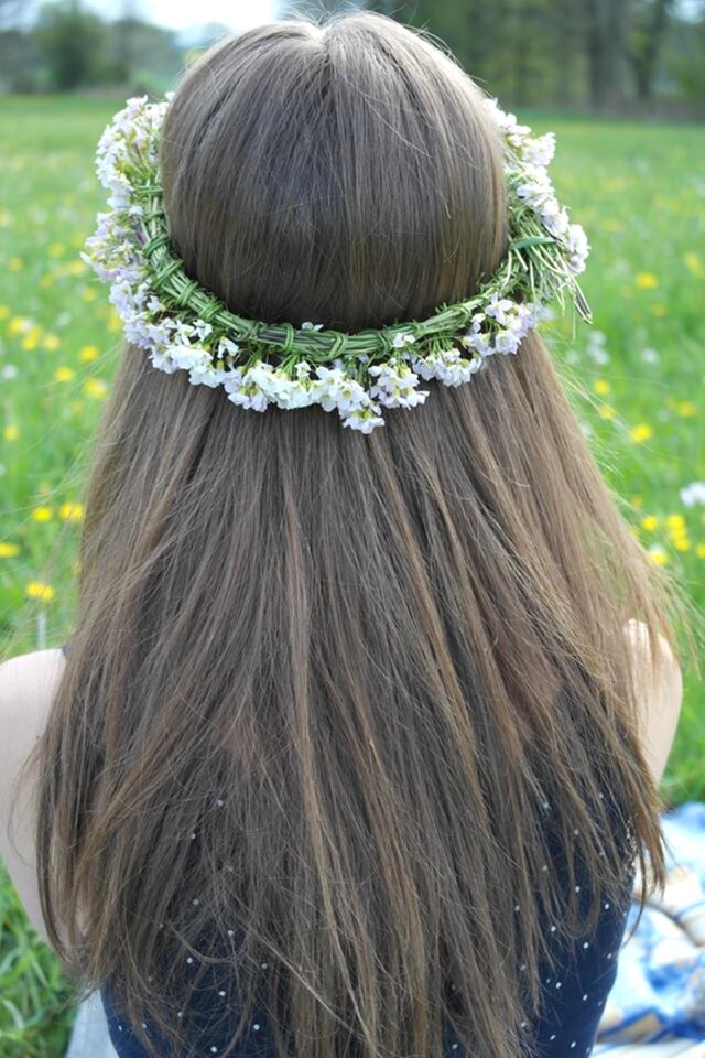 Straight hair wreath outdoors