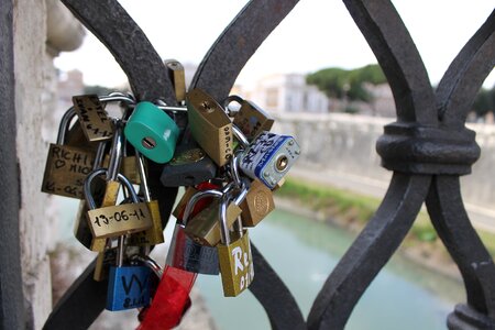 Symbol bridge romantic