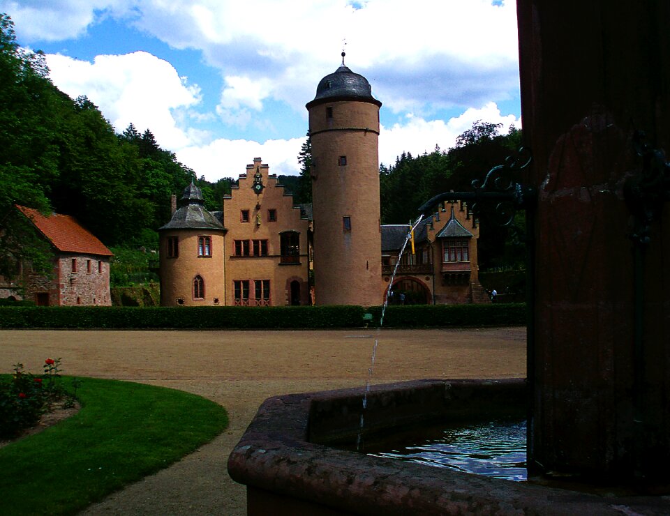 Castle fountain mespelbrunn