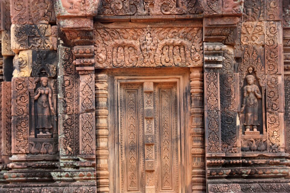 Banteay srei temple complex stonemasonry