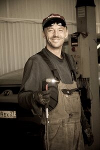 Mechanic plasmatic cutter car service