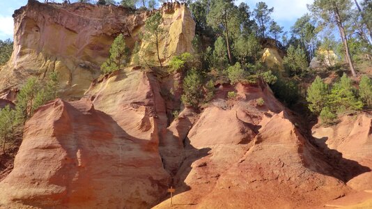 Color ocher roussillon