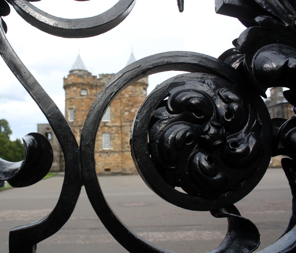 Scotland palace of holyroodhouse fence