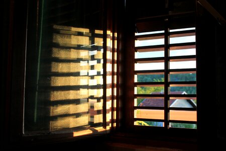 Windows light yellow