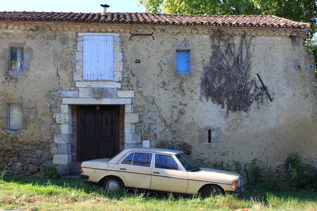 Deserted house building