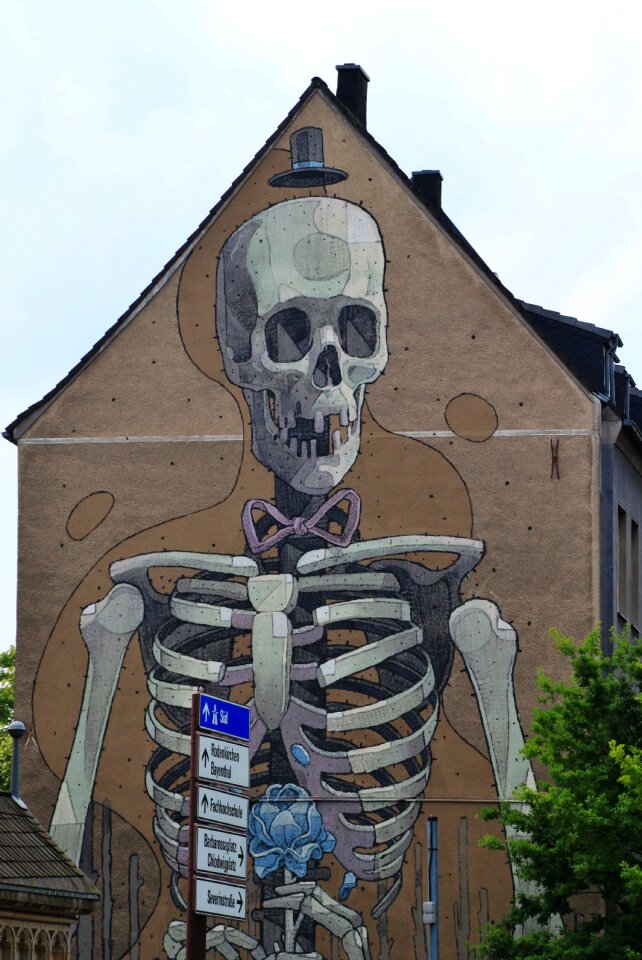 Skull and crossbones hauswand graffiti