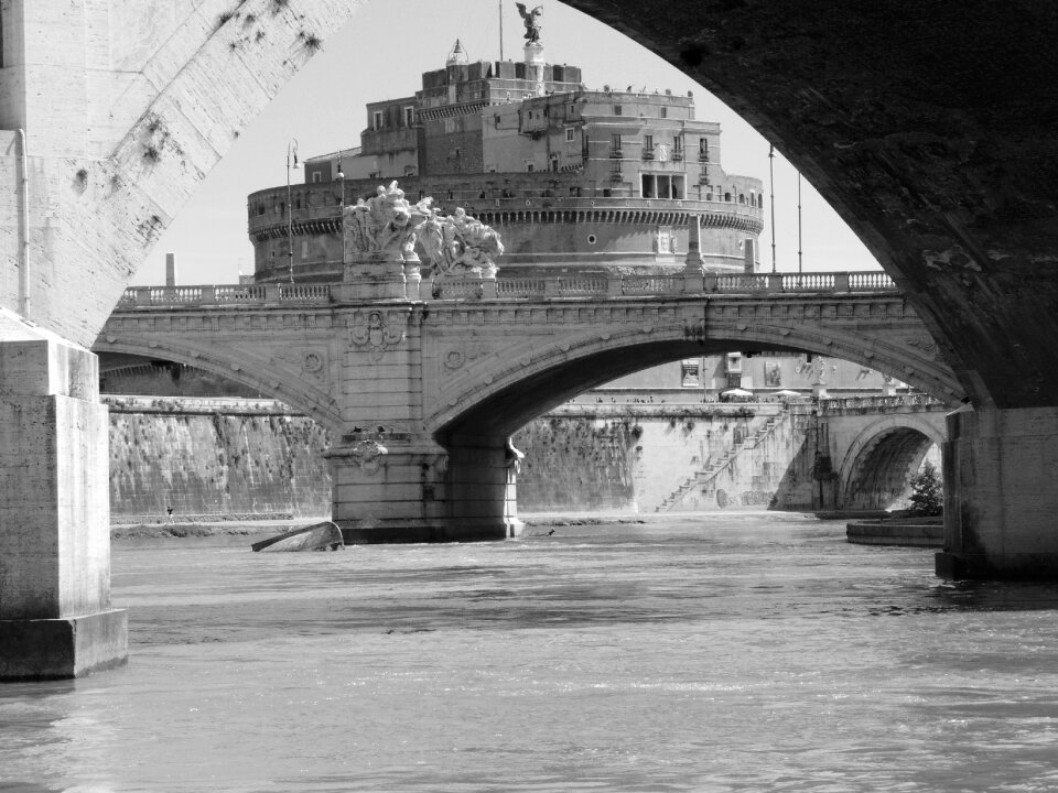 Castel sant'angelo tiber rome
