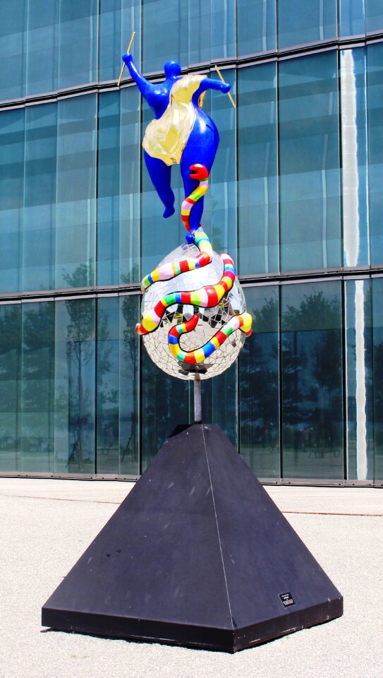 Modern art art object le monde