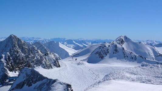 Skis winter mountains