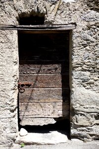 Ruined door goal door in the stone