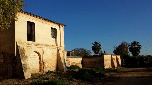 Landscape laid building
