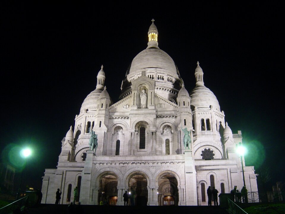 Paris night monument