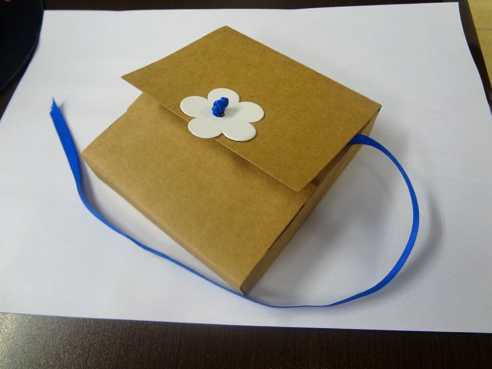 Box cardboard white flower