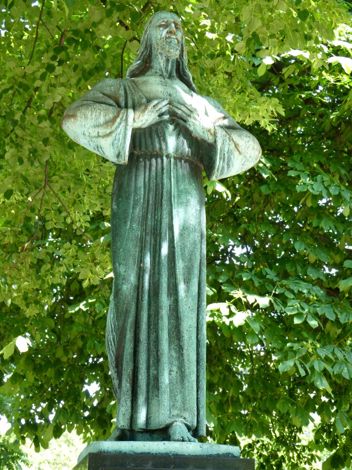 Monument grave rest