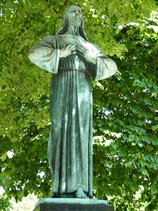 Monument grave rest