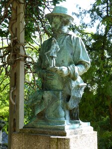Monument grave rest