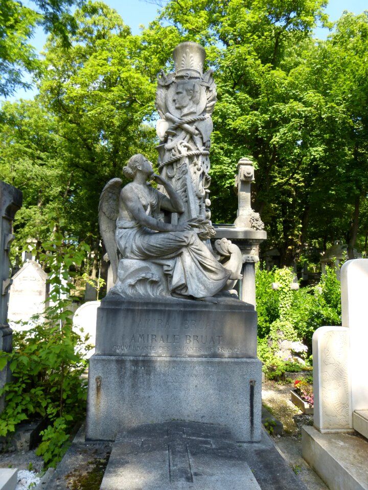 Monument grave rest