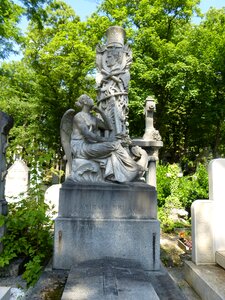 Monument grave rest