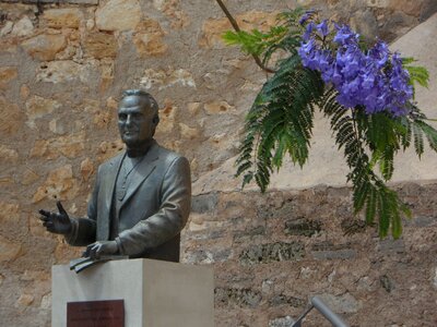 Algaida memorial stone bust
