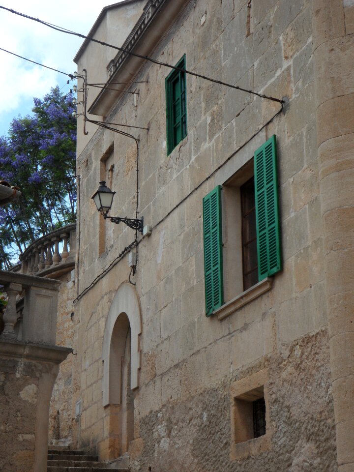 House facade live architecture