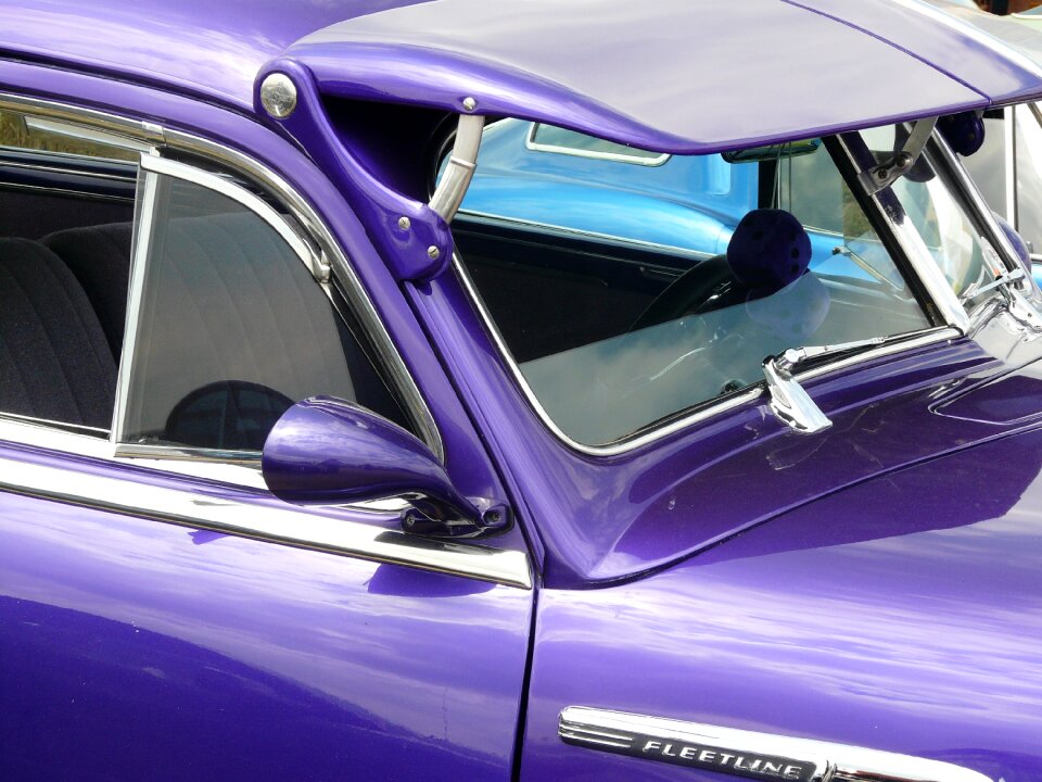 Oldtimer purple violet