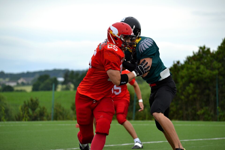 Courage helmet contact game